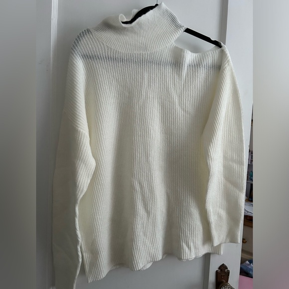 Off-white Turtleneck - Picture 2 of 7